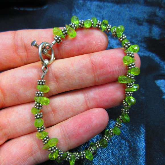 Faceted Peridot Teardrops & Dotted Rondelles Beaded Bracelet With Toggle Clasp - Picture 5 of 6